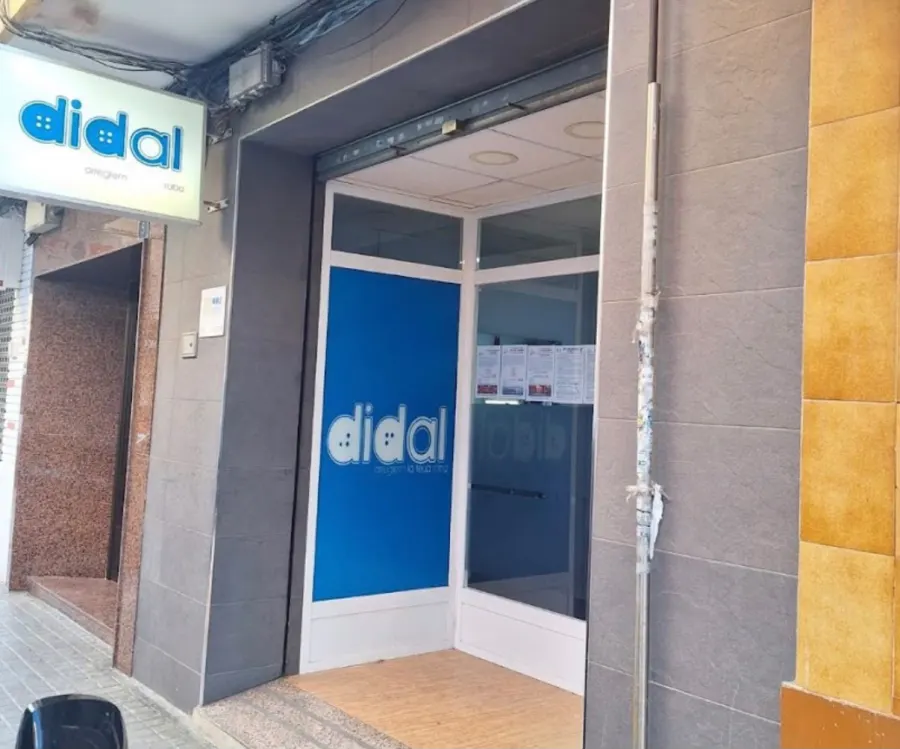 Fachada de Didal Composturas en la calle Francisco Roselló, 5 de Torrent, con el cartel azul de Didal